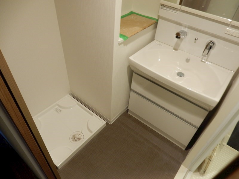 洗面設備　収納豊富な三面鏡付きシャンプードレッサー