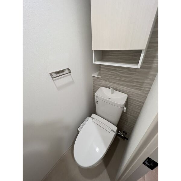 トイレ　落ち着いた色調のトイレです