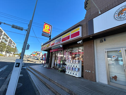 コンビニ　デイリーヤマザキ ニュータウン加賀原店（コンビニ）まで28m
