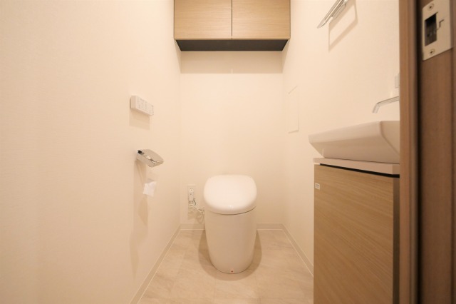 トイレ　落ち着いた色調のトイレです
