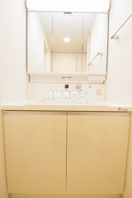 洗面設備　収納付き三面鏡独立洗面台！