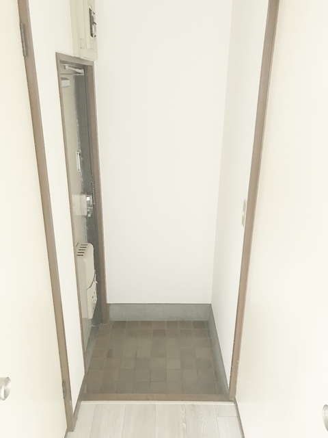 玄関　※補修前の参考画像の為、設備等は現況優先。