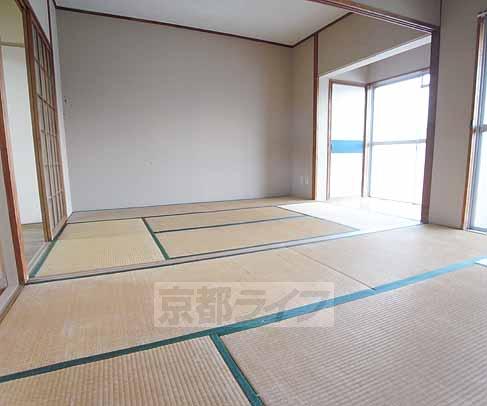 居室・リビング　畳のお部屋は落ち着きますね。