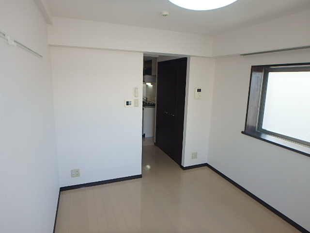 居室・リビング　心地よい風の抜けるお部屋です。
