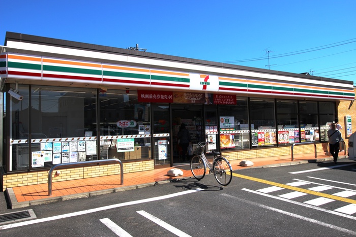 コンビニ　セブンイレブン（コンビニ）まで700m