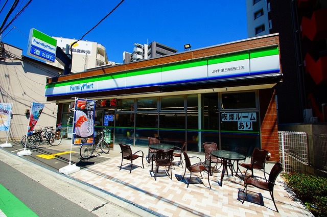 コンビニ　ファミリーマート（コンビニ）まで431m