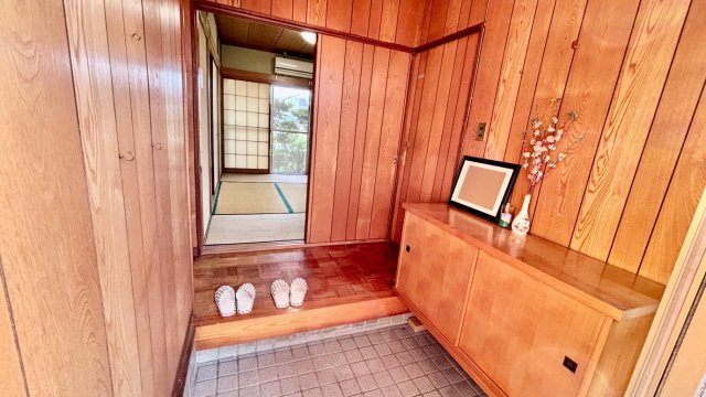 玄関　広々とした玄関スペース。容量たっぷりの靴箱備え付けです