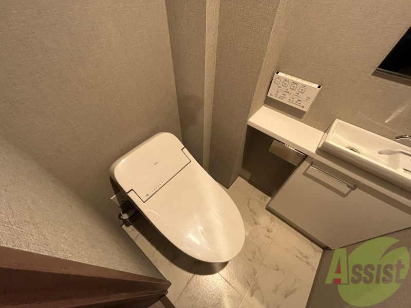 トイレ　トイレです。ユニットバスになってますのでコンパクト。