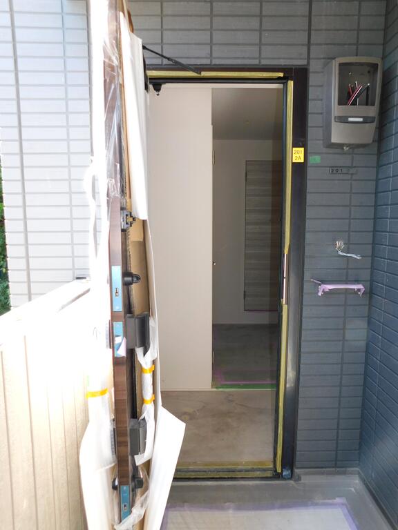 玄関　玄関ドア（建築中の写真）