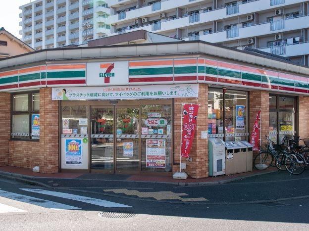 コンビニ　セブンイレブン（コンビニ）まで870m