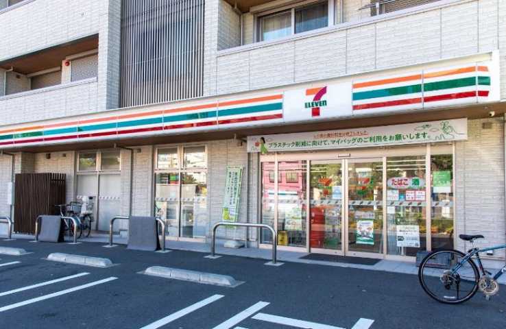 コンビニ　セブンイレブン（コンビニ）まで896m