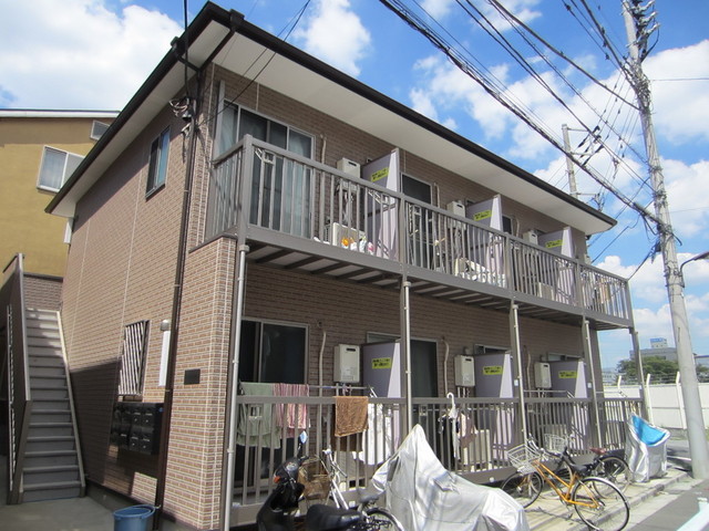建物外観　交通量の少ない道路に面していて静かです！