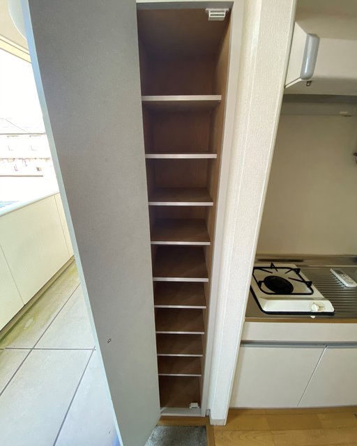 玄関　写真は同建物の別のお部屋です。