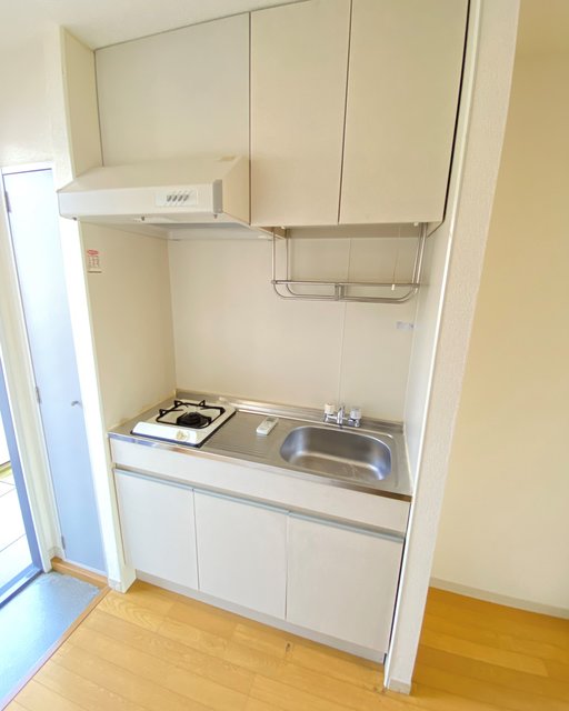 キッチン　写真は同建物の別のお部屋です。