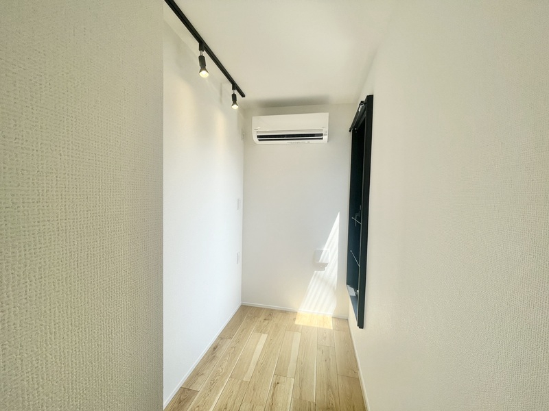その他部屋・スペース　部屋の奥にはプライベート空間としても使用できるスペース
