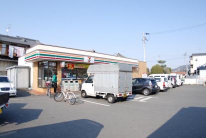 コンビニ　セブン－イレブン門真下馬伏店（コンビニ）まで881m