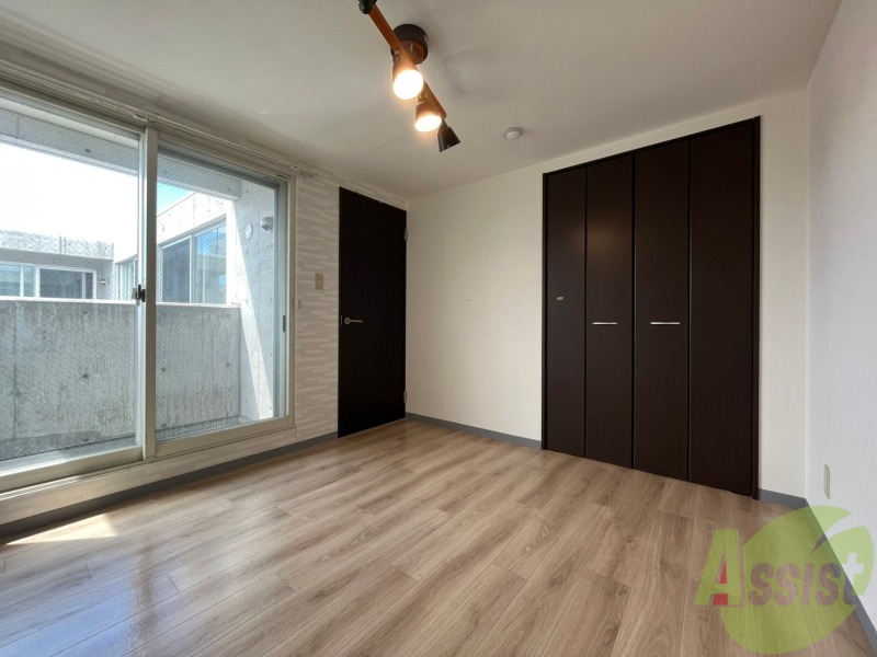 その他部屋・スペース　寝室はこちらです。光が差し込む、温かみのあるお部屋です。