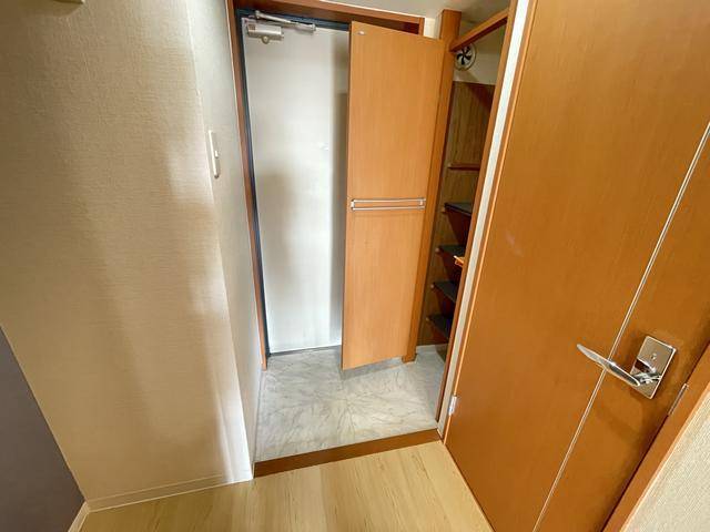 玄関　下駄箱付き
