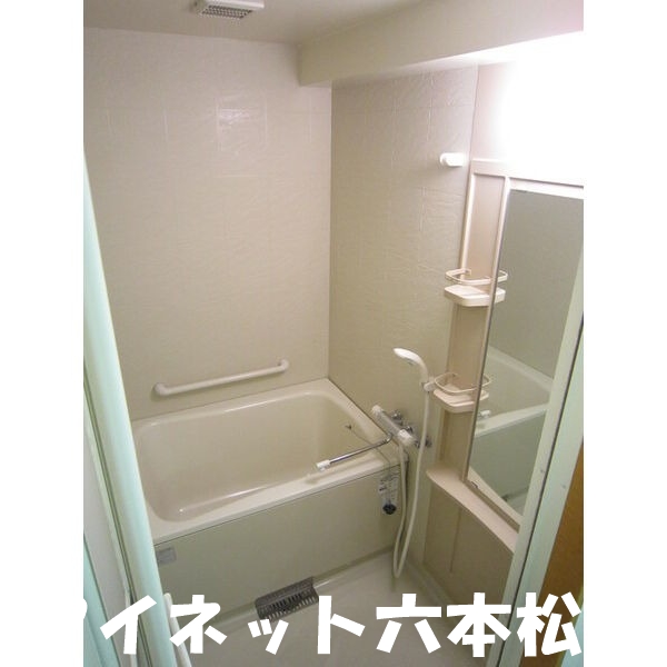 バス・シャワールーム　１日の疲れを癒しましょう。