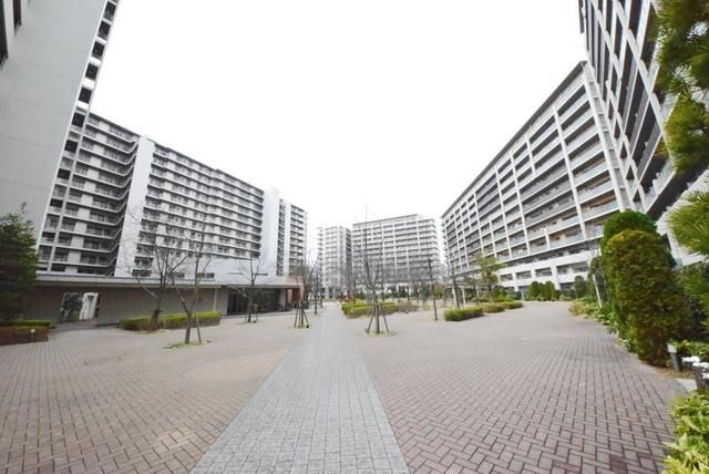 建物外観　敷地内に大型の公園があります