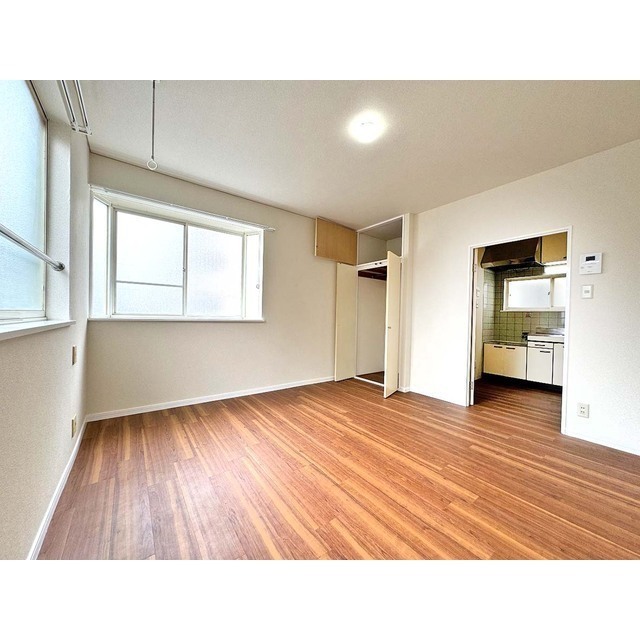 居室・リビング　二面採光の明るいお部屋です