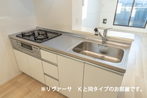 キッチン　※参考写真　同建築メーカー施工の同間取完成他物件のものです。