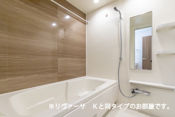 バス・シャワールーム　※参考写真　同建築メーカー施工の同間取完成他物件のものです。