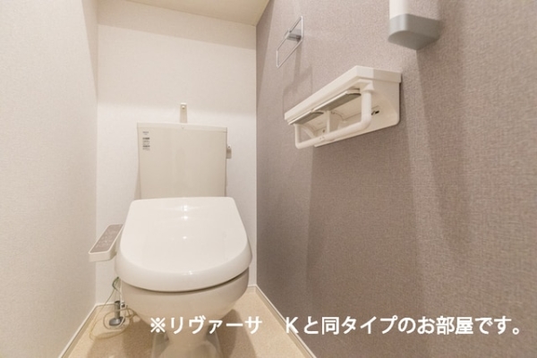 トイレ　※参考写真　同建築メーカー施工の同間取完成他物件のものです。
