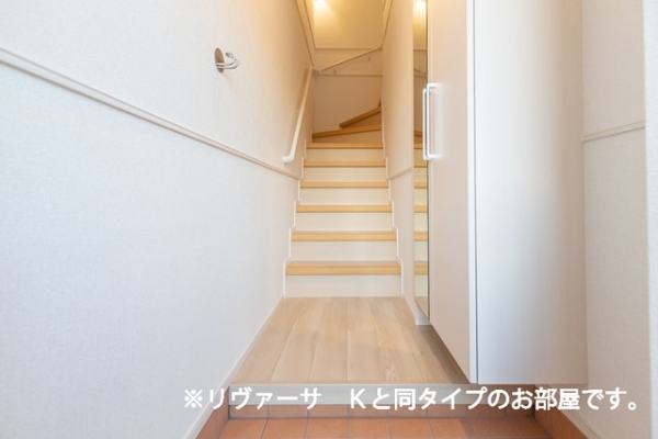 玄関　※参考写真　同建築メーカー施工の同間取完成他物件のものです。