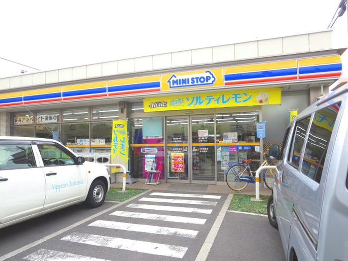 コンビニ　ファミリーマート（コンビニ）まで209m