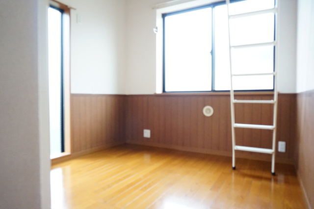 居室・リビング　２面採光で明るいお部屋。