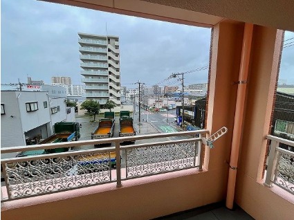 バルコニー　天気のいい日はこちらで洗濯物を干せます