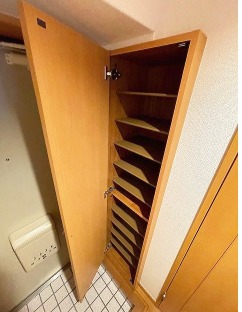玄関　天井高のシューズボックスで沢山収納できます