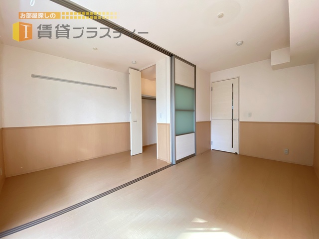 居室・リビング　仕切りを開けて開放的なお部屋になります。