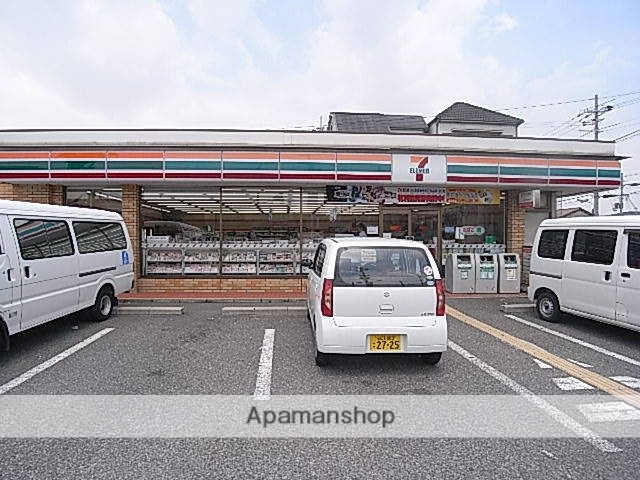 コンビニ　セブンイレブン（コンビニ）まで305m