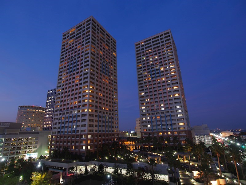 建物外観　新浦安のランドマークツインタワー。