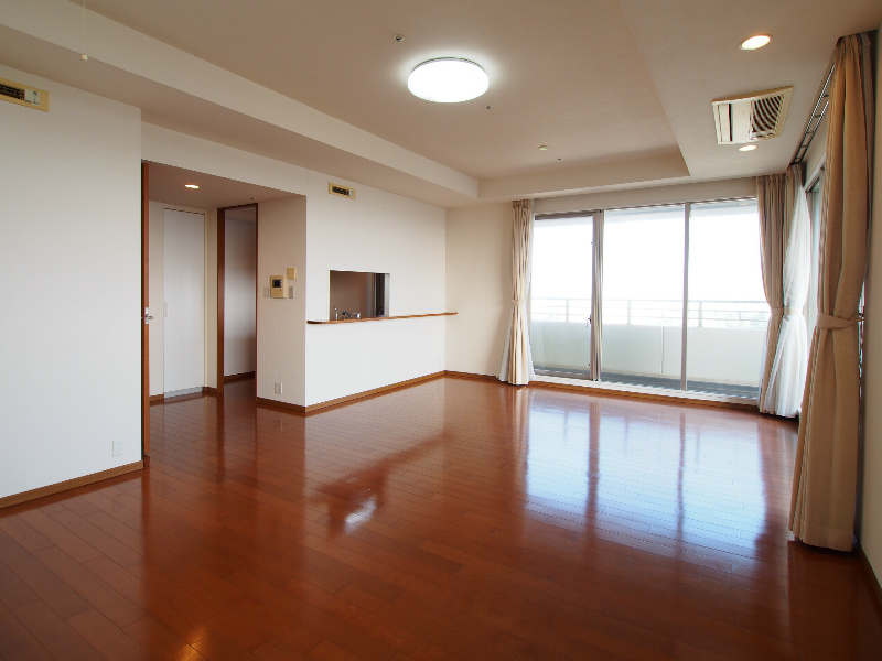 居室・リビング　広大な青い空を見渡す眺望を室内に取り込む為にワイドなハイサッ