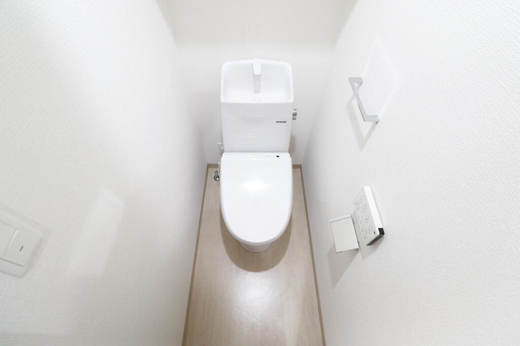 トイレ　温水洗浄便座付きのトイレです♪