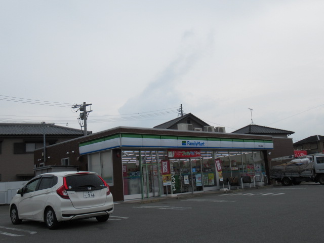 コンビニ　ファミリーマート伊勢小俣西店（コンビニ）まで445m
