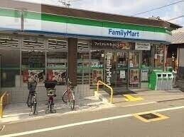 コンビニ　ファミリーマート小浦下新庄店（コンビニ）まで293m