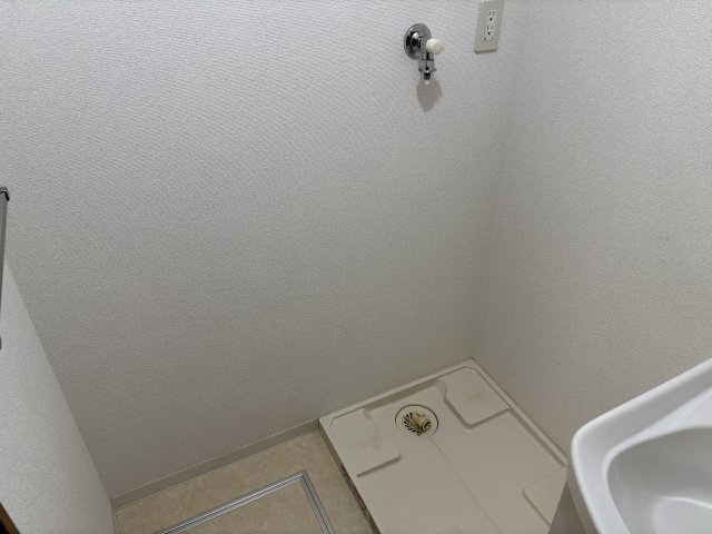 その他設備　洗面台の隣に洗濯機置き場がございます♪