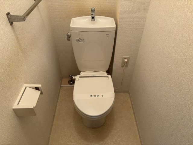 トイレ　暖房便座付きのトイレです。上部に棚もございます♪