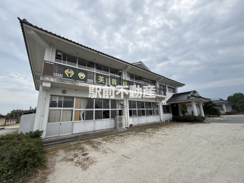 中学校　小中一貫校芙蓉校中学部（中学校）まで2300m