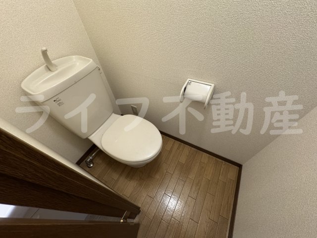 トイレ　落ち着いた色調のトイレです