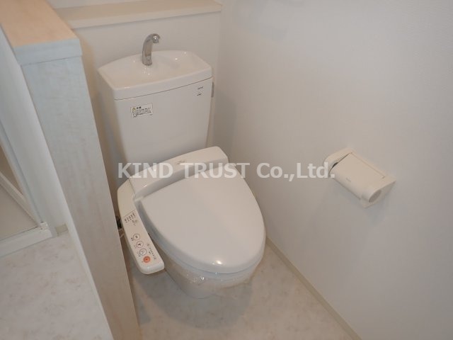 トイレ　落ち着いた色調のトイレです