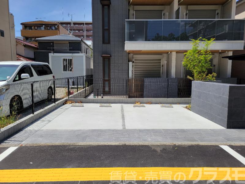 エントランス　敷地内駐車場