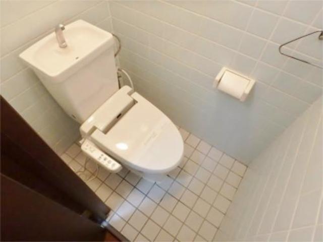 トイレ　嬉しいウォシュレット付き