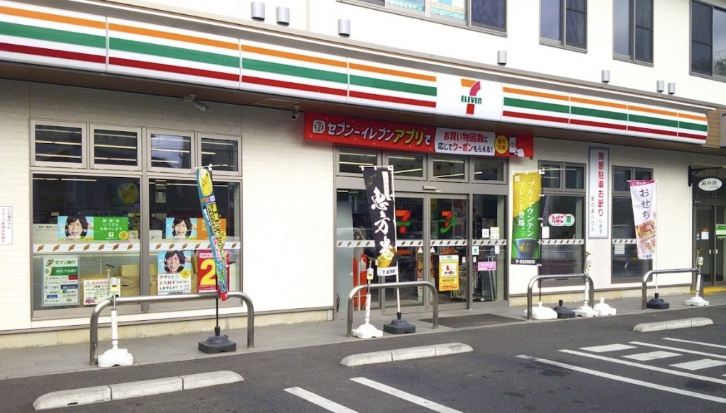 コンビニ　セブンイレブン 草加新田駅東口店（コンビニ）まで54m