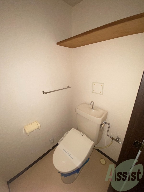 トイレ　トイレは温水洗浄便座付きで上部には収納スペースも！