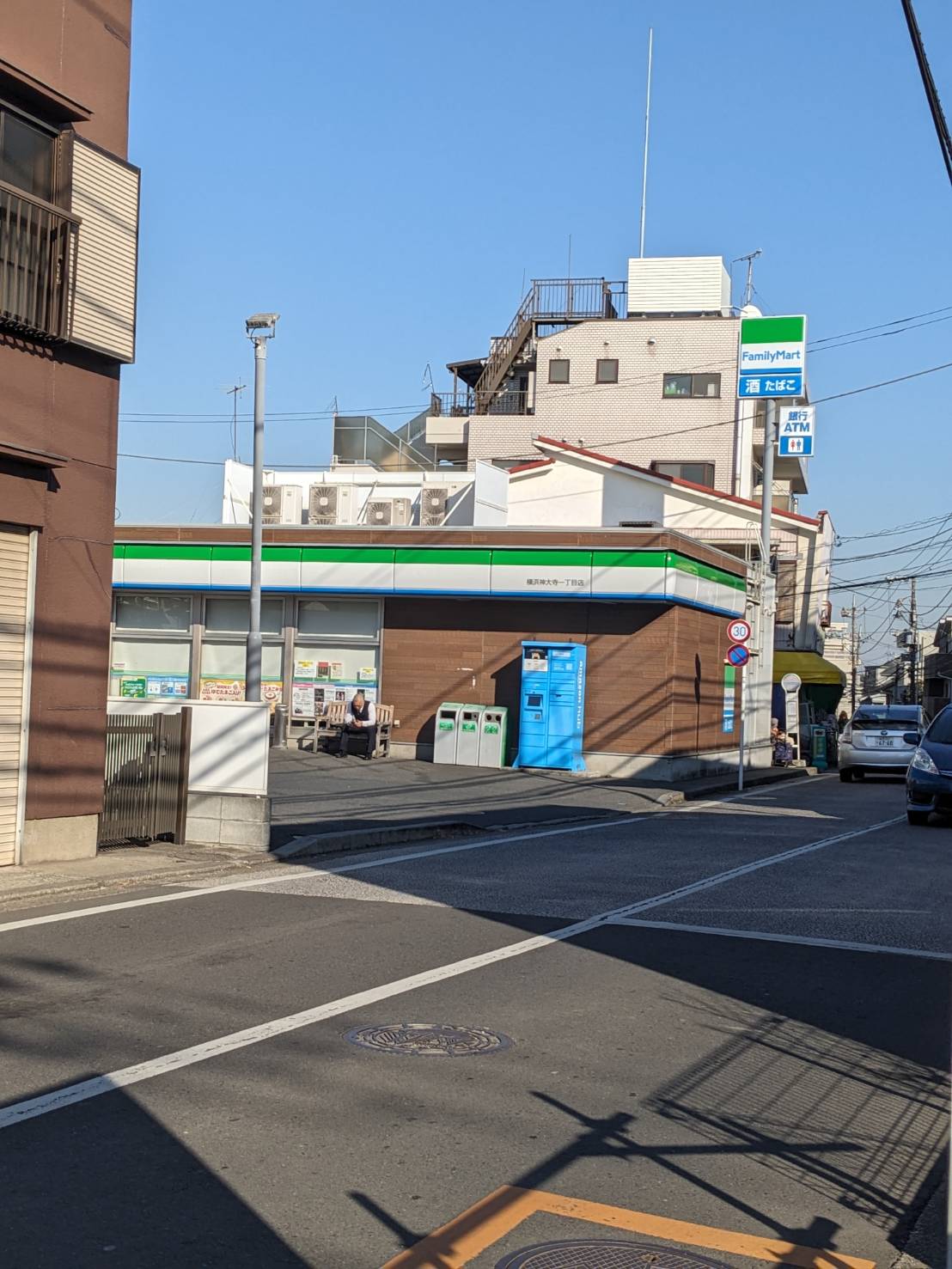 コンビニ　ファミリーマート横浜神大寺一丁目店（コンビニ）まで70m